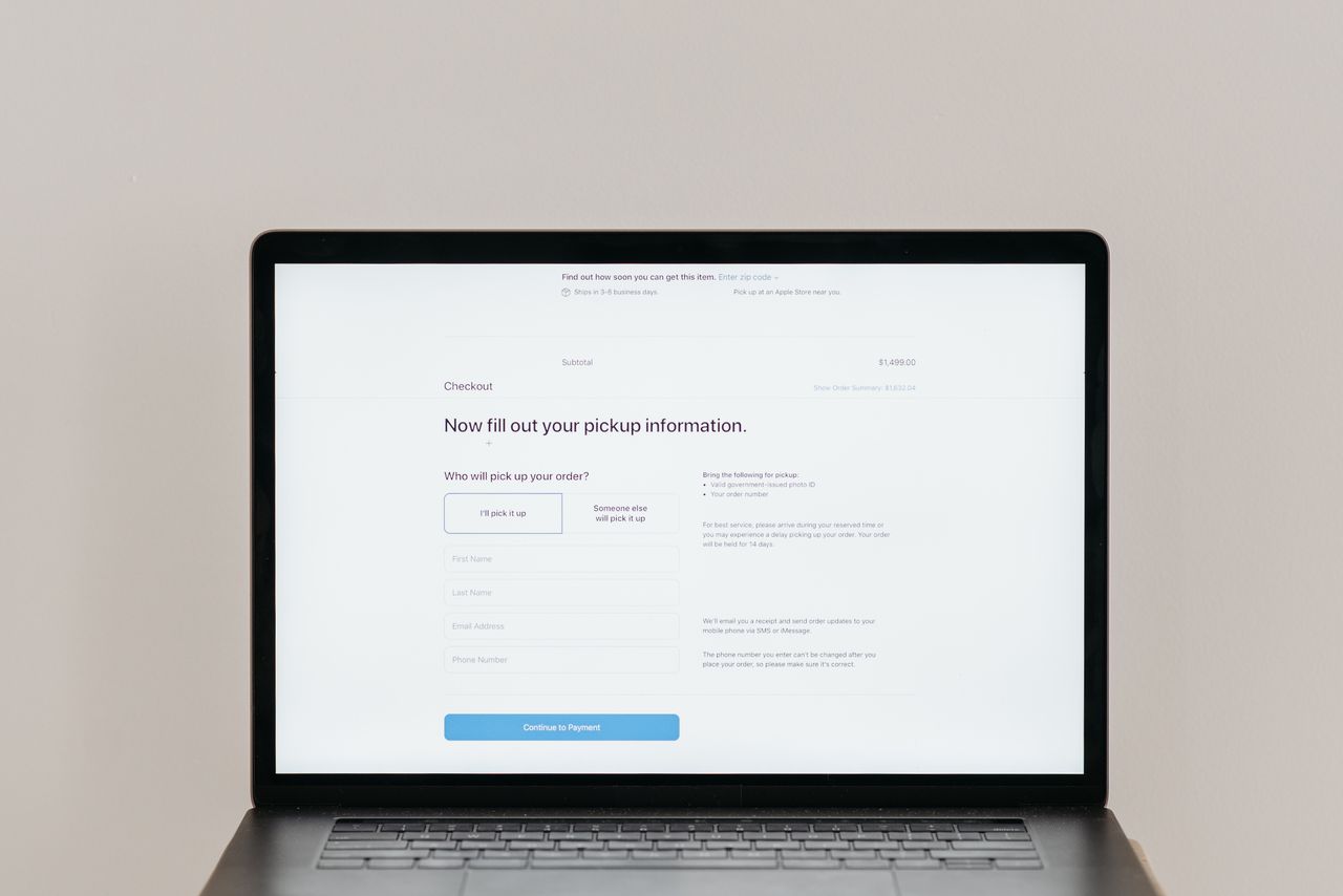 Un ordinateur portable affichant un formulaire de paiement en ligne, mettant en avant la technologie et le commerce électronique.