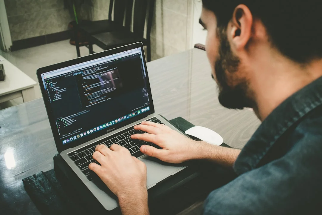 Une tablette affichant un site financier, avec à côté un clavier blanc et une souris. Parfait pour des images de stock sur le thème de la tech.